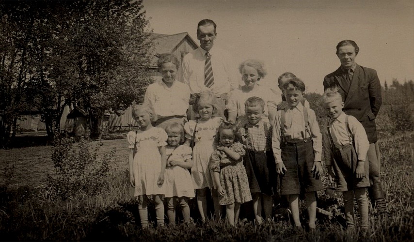 Här på bilden familjen Gunnar och Elin Jeppson till vänster och familjen Elna och Frans Lindfors till höger framför Lindfors gård på Åbackan.