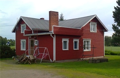 Erland och Finas lillstuga har blivit tillbyggd flera gånger och så här ser den ut från gårdssidan, alltså från norr. Fotot från 2012.