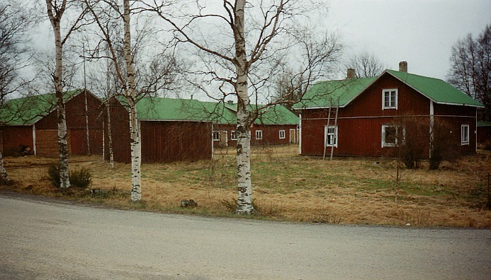 Här Santamäkis gård fotograferad från norr, vägen som syns är Mellanåvägen som går mot plantskolan.