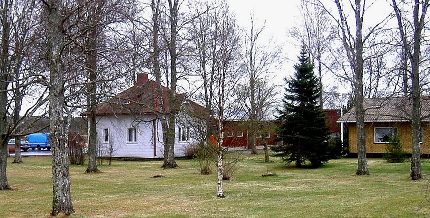 Lillstugan som byggdes ungefär 1915 står fortfarande kvar, men det gamla bostadshuset revs år 1969 och ett nytt hus uppfördes på samma ställe, syns till höger på bilden. Fotot taget från nordväst våren 2003.