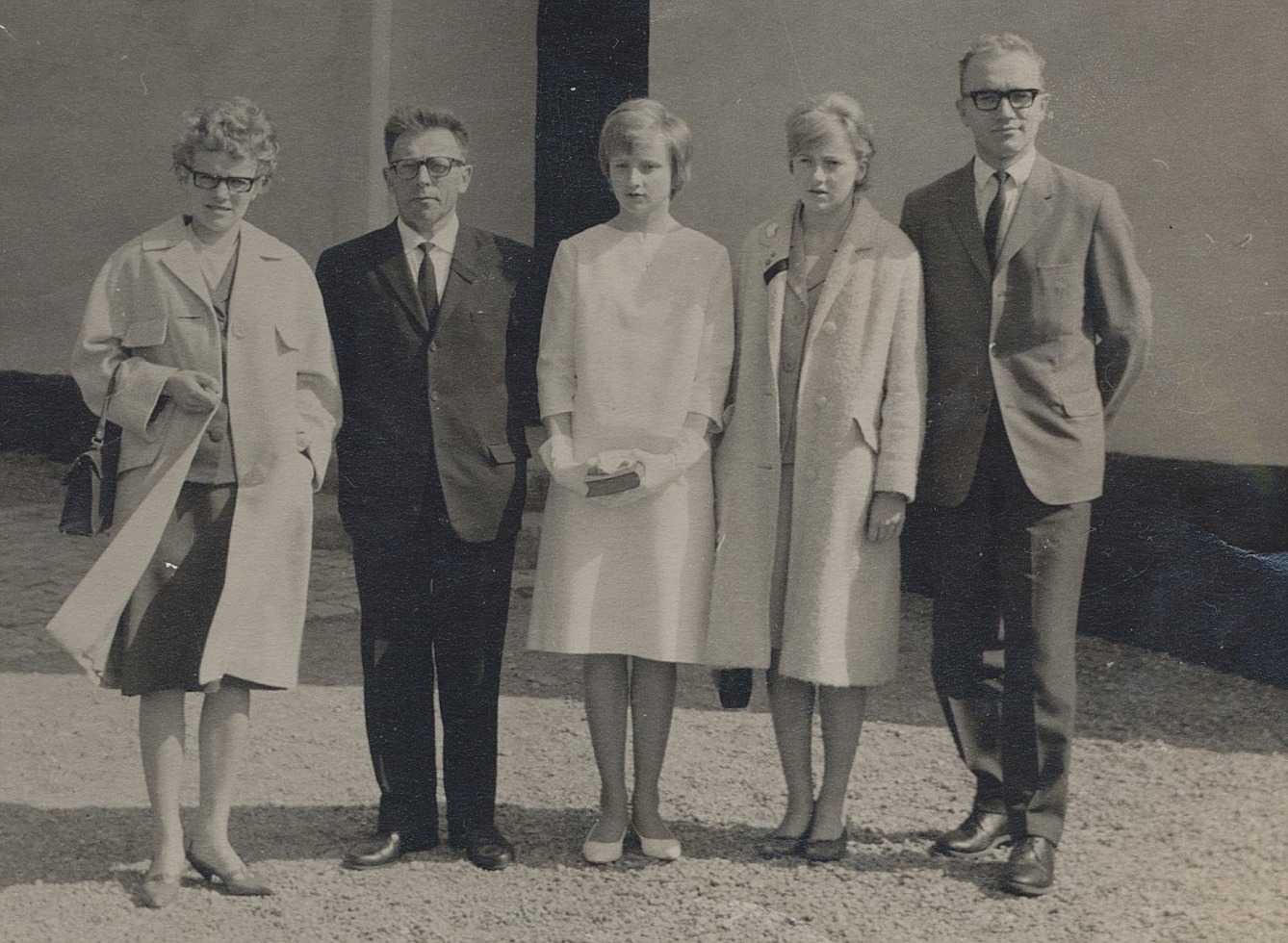 Fotot från 1964 då Else-Maj, som numera heter Emma, konfirmerades i Badelunda kyrka i Västerås. Mamma Tyyne hade dött året innan. Andra från vänster är Artur Storkull tillsammans med barnen från vänster Carita, Else-Maj, Evi och Rurik. 