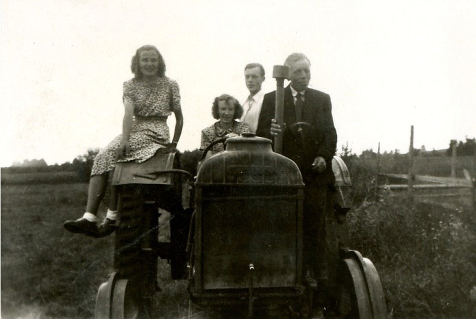 Här poserar 4 ungdomar på Mittsas Fordson-traktor som råkade stå nära vägen, från vänster Helvi Klemets, Frida Klemets, Nils Klemets och till höger står Frans Storkull.