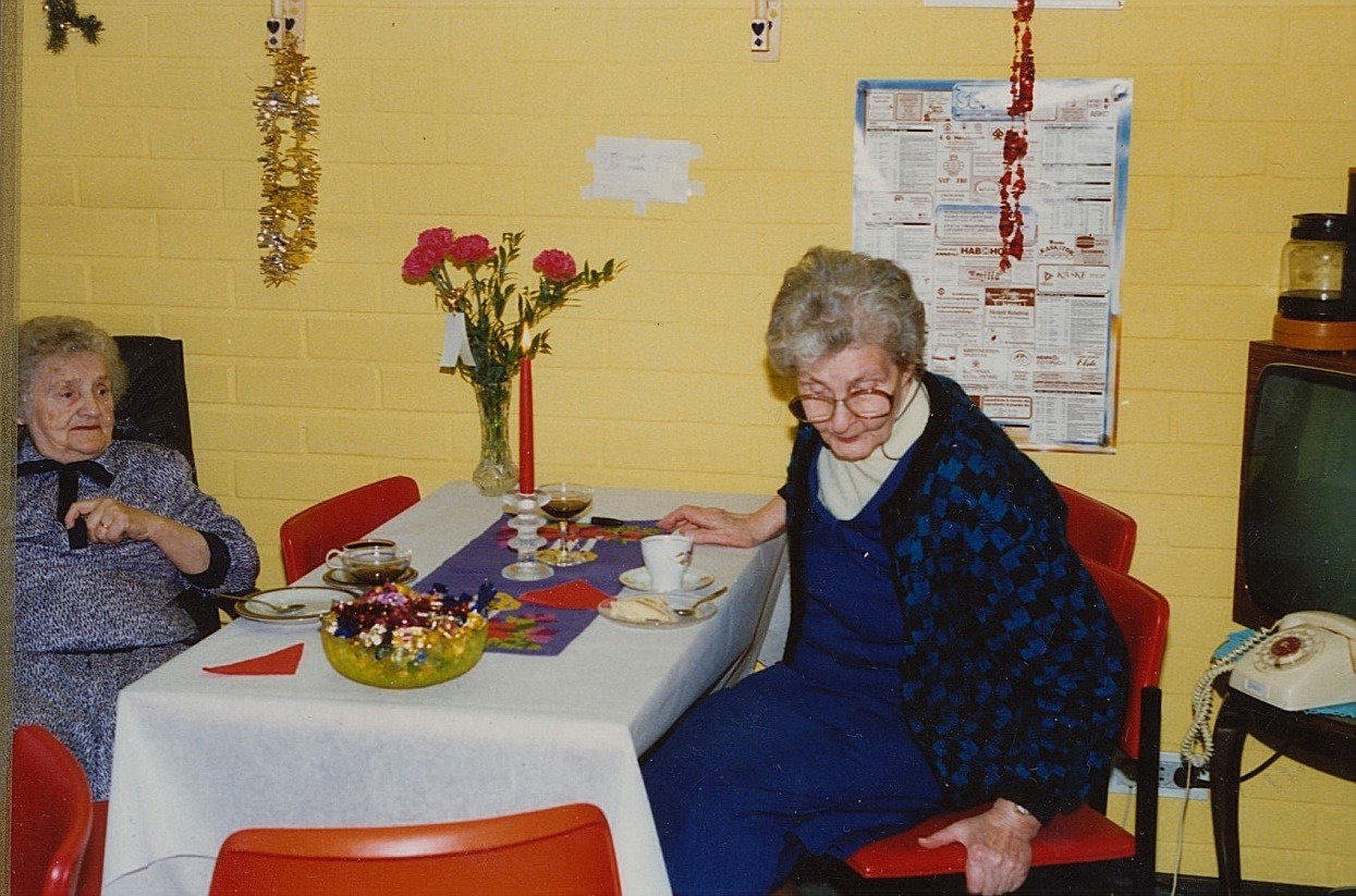 Då Elna Lindfors t.v. fyllde 80 år på pensionärshemmet i Lappfjärd så uppvaktades hon av Ingeborg Gröndahl från Åbackan. 