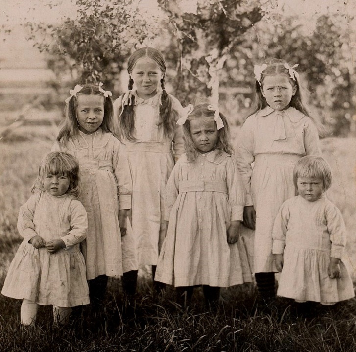 Erik Anders och Amanda fick hela 7 flickor i följd, här de sex äldsta år 1922. Från vänster Helga, Estrid, Gerda, Ellen, Inga och Anna.