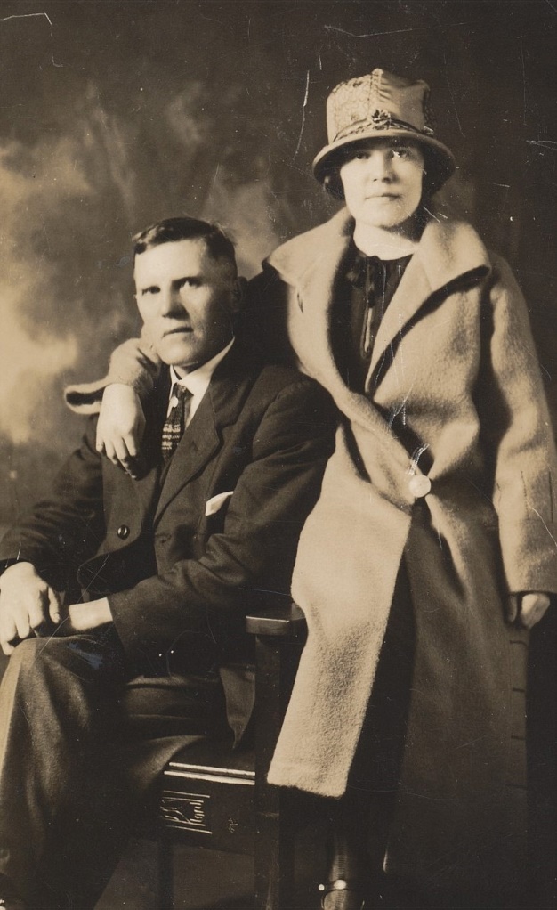 På bilden Erland Norén tillsammans med dottern Anni. Erland var ju son till Koll-Josip och Anna Greta. Erland emigrerade till Canada år 1926 och han hade inte mycket kontakt till hembyn under de 40 år som han bodde där.