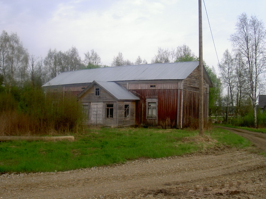 Strömbergs gamla bondgård fotograferad våren 2003 från sydväst.