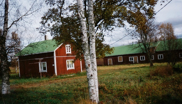 Knut och Hilda Santamäkis gård fotograferad 1998 från landsvägen.