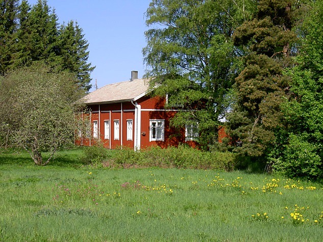 Här i Hällbackas gård på Åbackan var den finska folkskolan inrymd några år fram till 1953 då den nya skolbyggnaden togs i bruk.