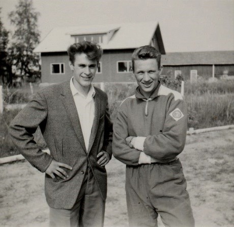 Här Åke Hammarberg och Stig Rosenback på invigningen av den nya sportplanen år 1957. I bakgrunden Nils och Aina Eklunds nybyggda gård. 