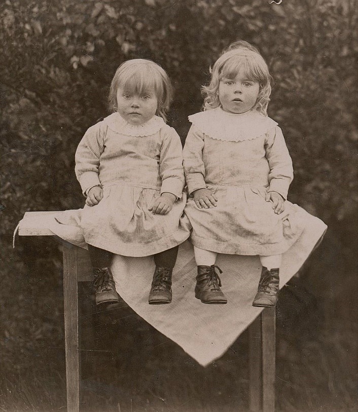 På bordet sitter tvillingarna Anna och Helga Englund.