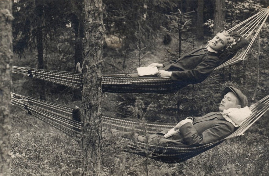 Emil Storkull närmare kameran, vårdades på sanatoriet Röykkä i Nummela och det gällde att vistas så mycket som möjligt ute i friska luften. Sanatoriet som låg långt ifrån övrig bebyggelse är i dag i dåligt skick men är tänkt att bli en förläggning för asylsökande flyktingar.