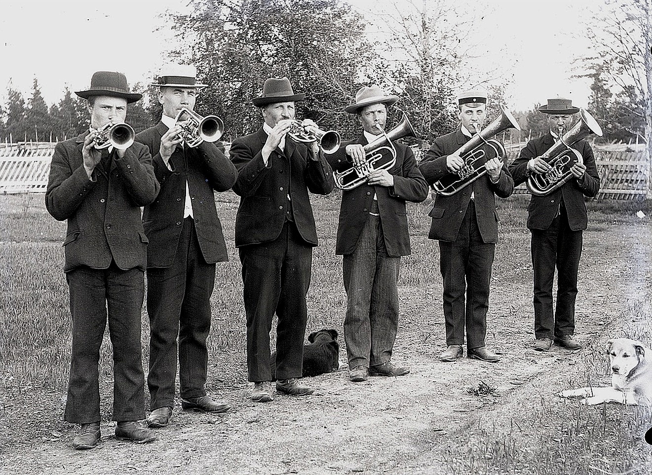 Erik Anders Englund, tredje från höger och brodern Viktor Nylund, tredje från vänster var så musikaliska att de fick vara med i den hornorkester som verkade i Dagsmark på 1920-1930-talet. 