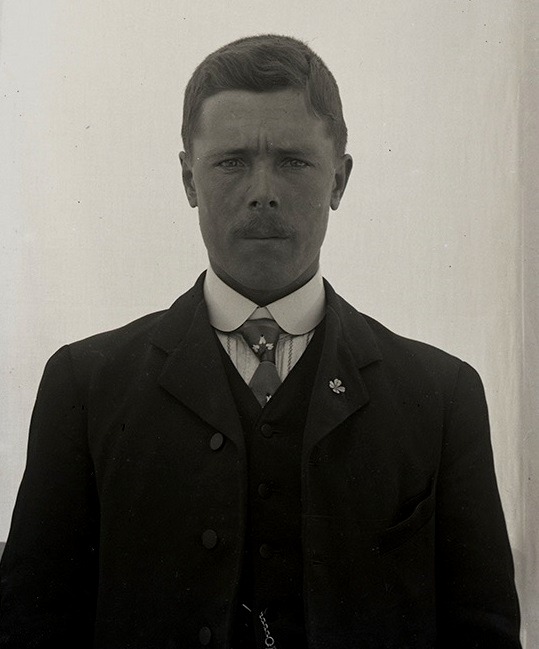 På bilden bonden Erik Anders Englund (1880-1948) med ungdomsföreningens märke i rockuppslaget. 
