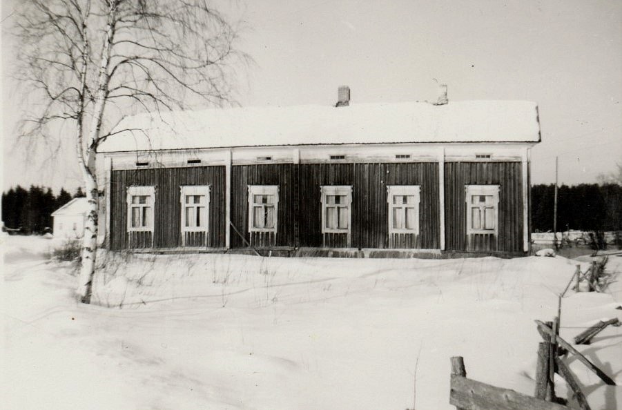 Här den gamla Strömbergs gården fotograferad någon gång på 50-talet. Till vänster skymtar Eliel och Signes gård.