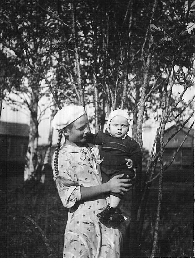På detta foto taget sommaren 1938 Pentti i famnen på sin storasyster Elvi.