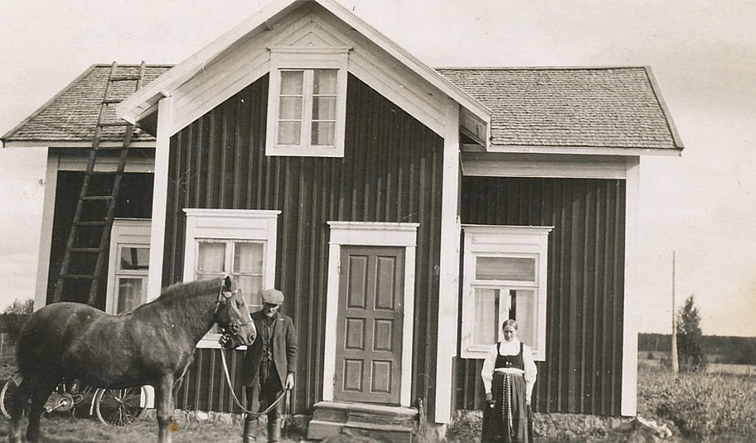 Här står "Åsinas" Erland Rosenback med häst och hustrun Fina framför den lillstuga som han byggde 1935.