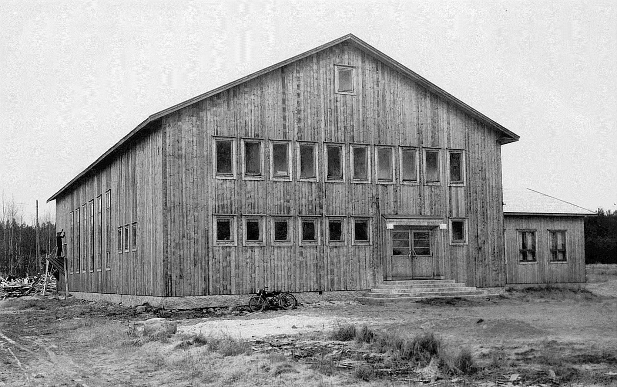 Det var till stor del Frans Storkulls förtjänst att ungdomsföreningen kunde bygga sitt nya föreningshus i början på 50-talet. Här på Ilta-Lilja Klockars foto från 1954 så står Frans Storkull ensam på ställningarna medan hans motorcykel lutar uppefter väggen. Att åstadkomma ett dylikt hus i de knappa tider som rådde efter kriget är en prestation men Frans lyckades engagera dagsmarkborna att bygga på talko och att donera byggmaterial.