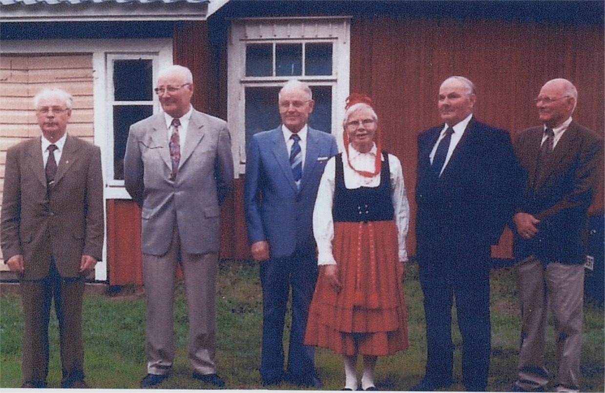 Här står syskonen Hällback framför lillstugan år 2000. Fr.v. Pentti, Aarre, Pauli, Sylvi Blomqvist, Alvar och Jarl.