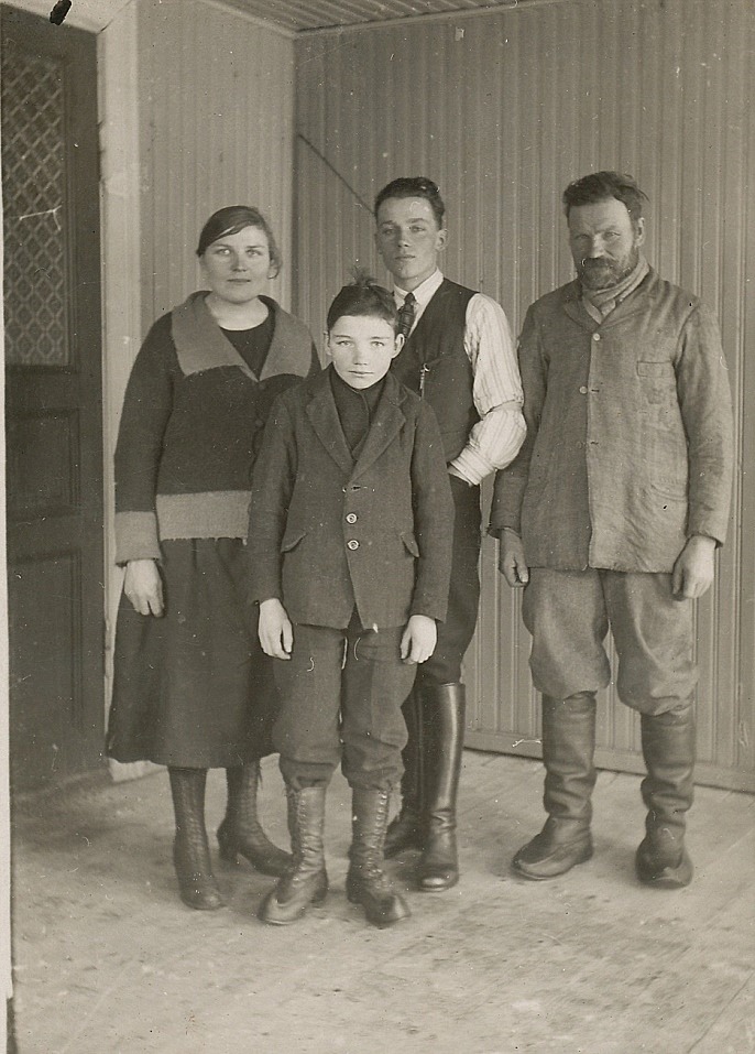 T.h. står Oskar Myllyniemi med barnen Hilda, Johannes och Urho. 