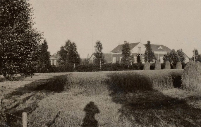 Här syns skuggan av fotografen Selim Björses då han fotograferade Englunds gård uppe i Palon. 