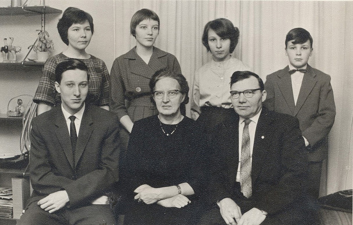 På bilden Urho och Hjördis Myllyniemi med de 5 barnen: Harri f.1940, Vivi-Ann f.1942, Ritva f.1943, Margita f.1947 och Robert f.1949.