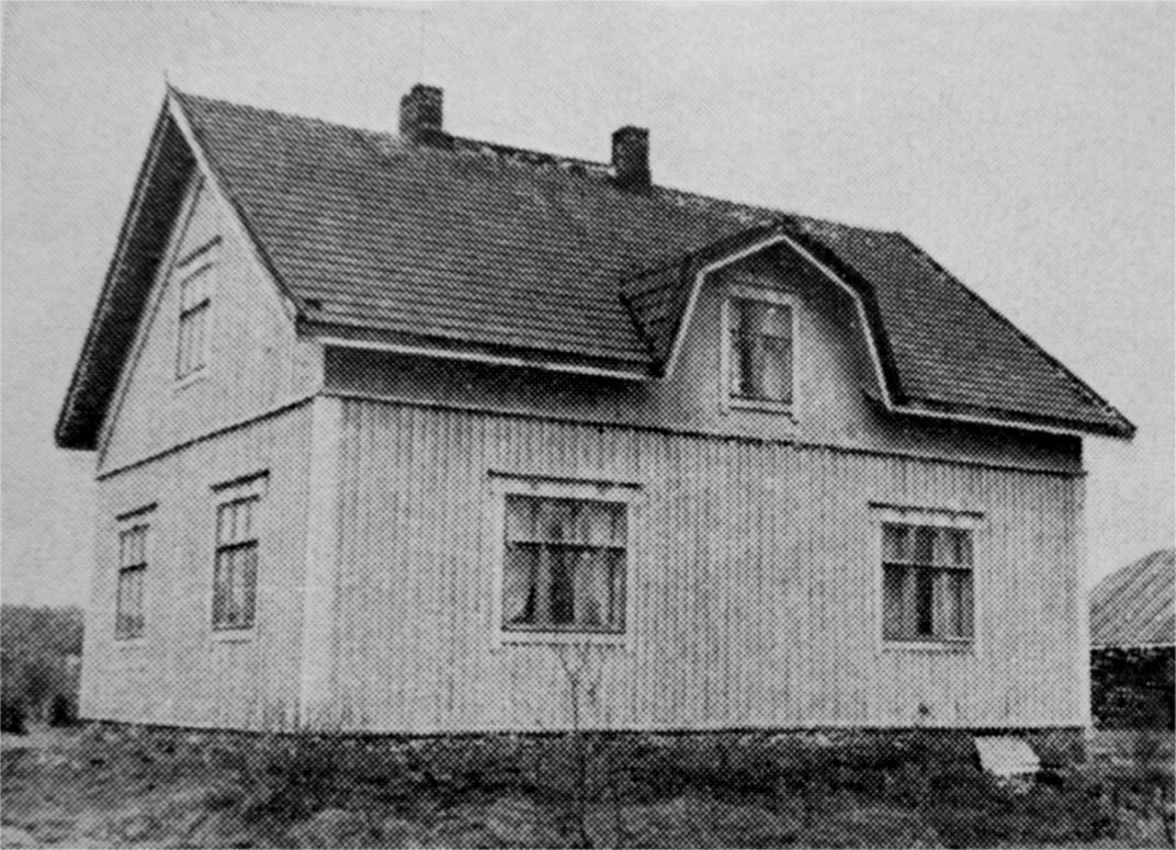 Här i denna gård bodde Hulda från år 1932 till 1969, då hon dog. 