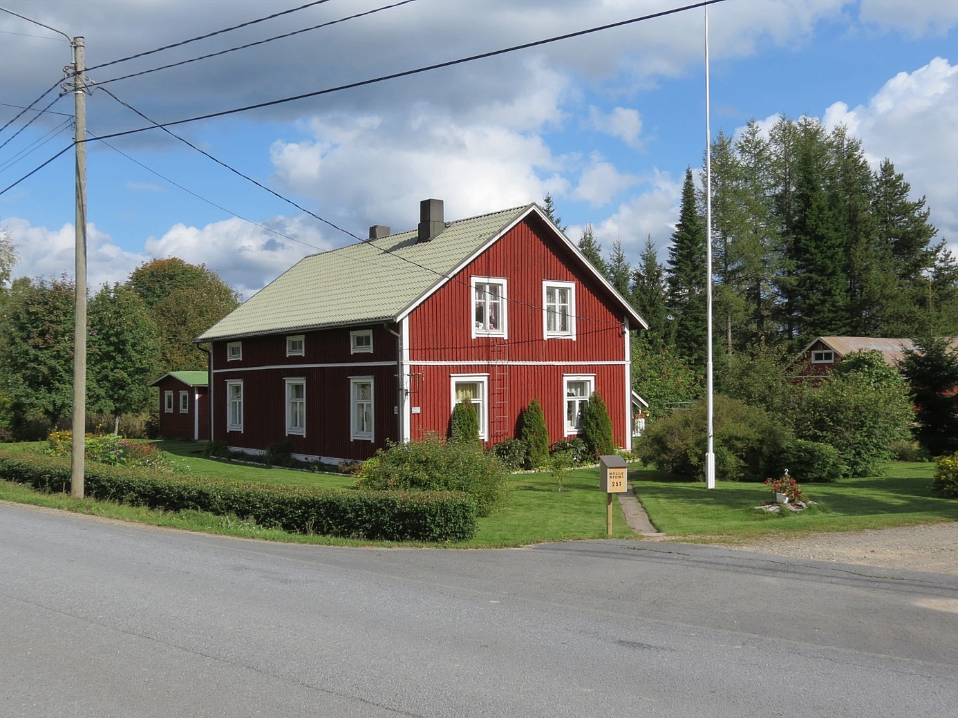 På bilden Myllyniemis gård som den ser ut idag, fotograferad från väster. 