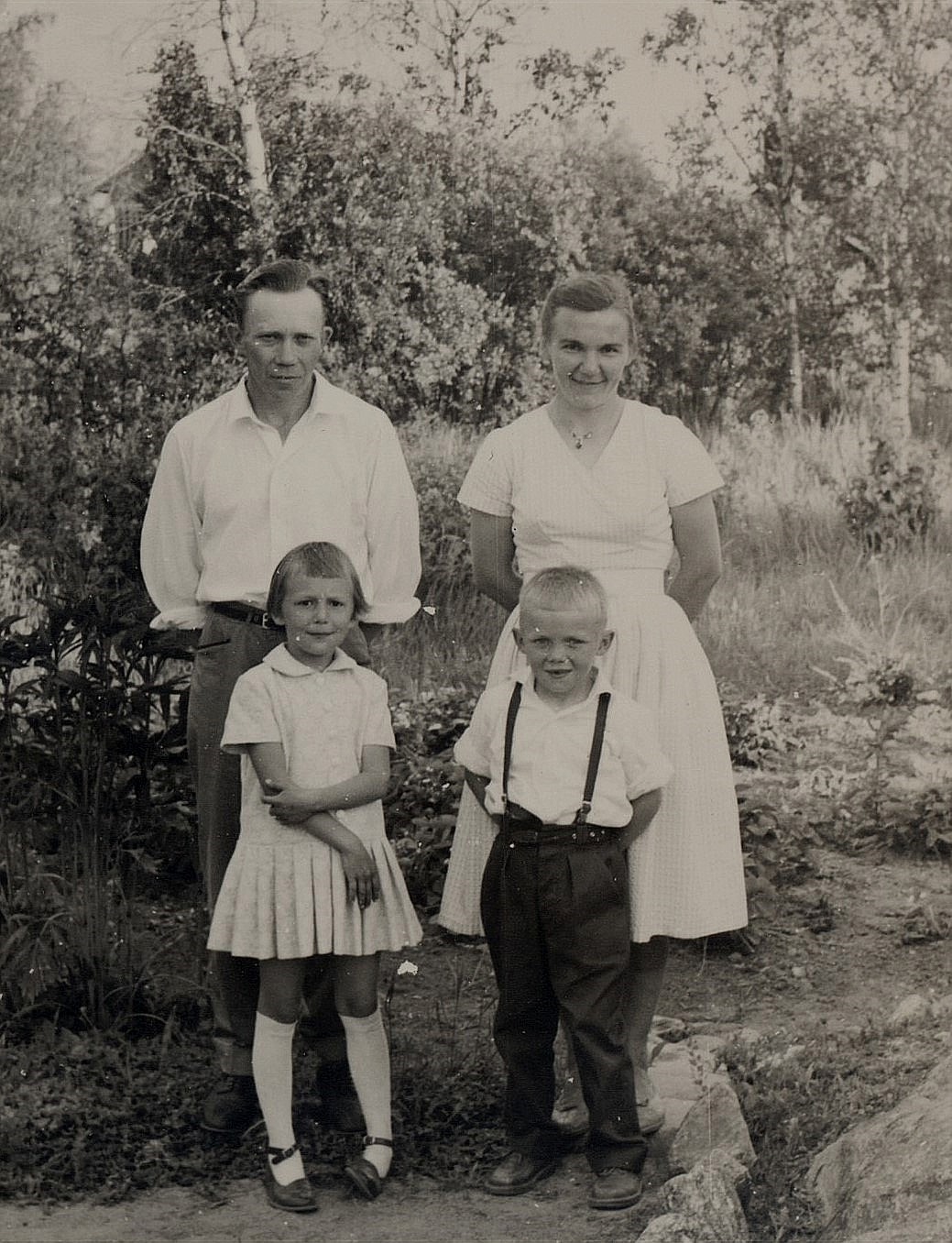 Johannes dotter Alli och hennes första man Heikki med barnen Tarja f. 1952 och Olavi f. 1953.