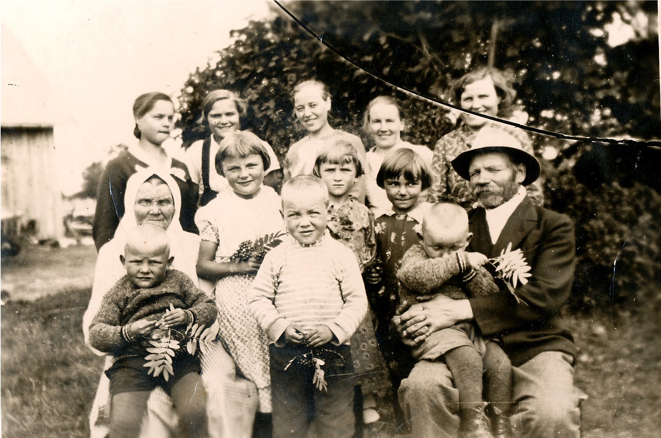 På bilden Myllyniemis familj. Nere från vänster Miina Myllyniemi med Keijo Santamäki i famnen, sedan Helvi Santamäki och Pertti Santamäki. Bakom Pertti hans kusin Alli Lähdesmäki och bredvid henne Alli Myllyniemi. Mannen med hatten är Oskar Myllyniemi med Kauko Santamäki i famnen. Där bak står från vänster fröken Niemi från Villamo, sedan Helmi Myllyniemi, Martta Forsberg från Sideby, Sylvi Myllyniemi och Hilda Santamäki.