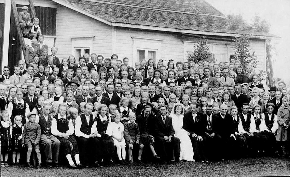 13 juli 1947 så gifte sig Elin Lillkulls dotter Alice Landgärds (f. 1928) med Lennart Teir (f.1919) från Härkmeri och här ser vi bröllopsgästerna samlade för fotografering. Alice och Lennart bodde under en lång tid i Jakobstad där Lennart var apotekare.