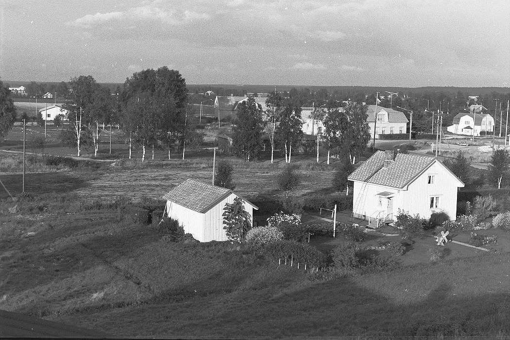 Längst fram Elin Rosenbacks gård och längre bak mejeriet, Nelson butik och Anderssons gård nära bron. Foto från lokaltaket 1972.