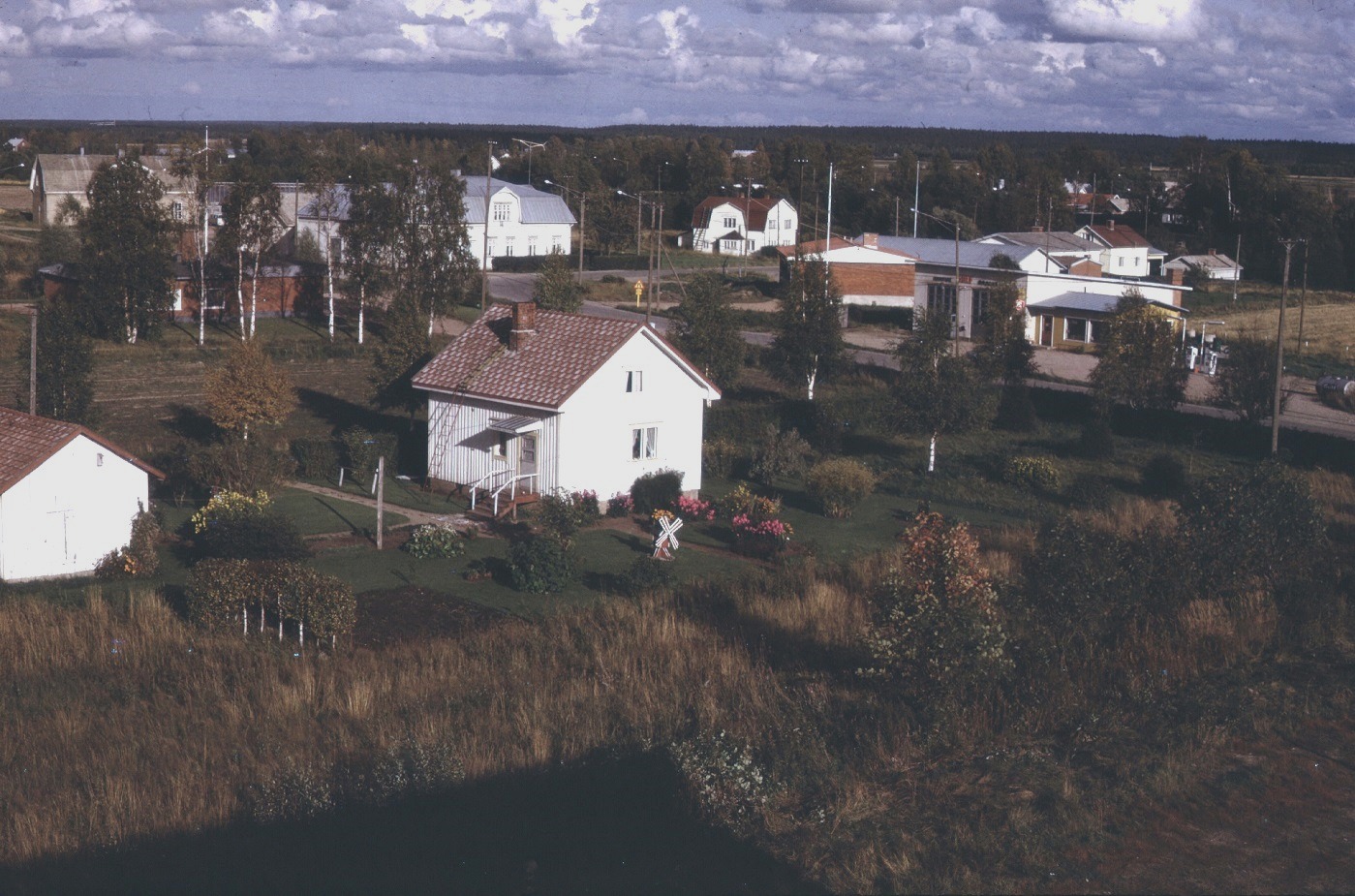 Dagsmark Centrum fotograferat 1974 då ett egnahemshus byggts ovanpå grunden till det nedbrunna sparbankshuset.
