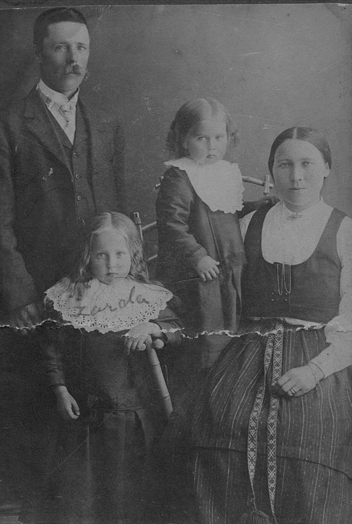 Här Erik Anders och Manda med de två äldsta flickorna Gerda och Inga.