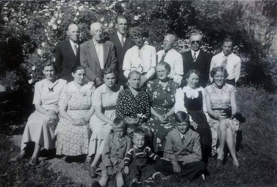 Uppe från vänster: Artur Gröndahl, kapten Nils Nelson, Bengt Gröndahl, Rainer Gröndahl, Johannes Gröndahl, Evert Gröndahl och Sixten Gröndahl. Sittande från vänster Ingeborg, Hilda, Greta (gift Lindell) Selma, Elvira Nelson, Manda och till höger kaptens dotter Margit, som bodde i Amerika. Sittande från vänster Jan Gröndahl, Margit Nelsons son Nils och Rolf Gröndahl. Fotot taget runt 1950.