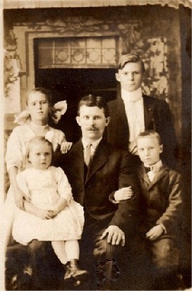 På detta foto från Amerika Isak Barck med dottern Irene i famnen och de övriga barnen Saimi, Eino och Birger. 