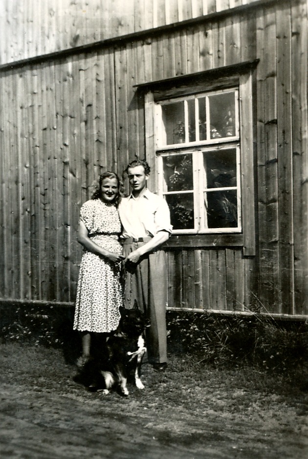 Helvi och Nils framför Santamäkis gård.