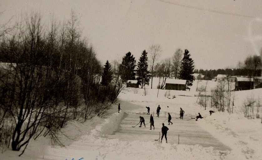Ishockeyspelare på Lillån år 1965. Fotograferat från Lillbron.