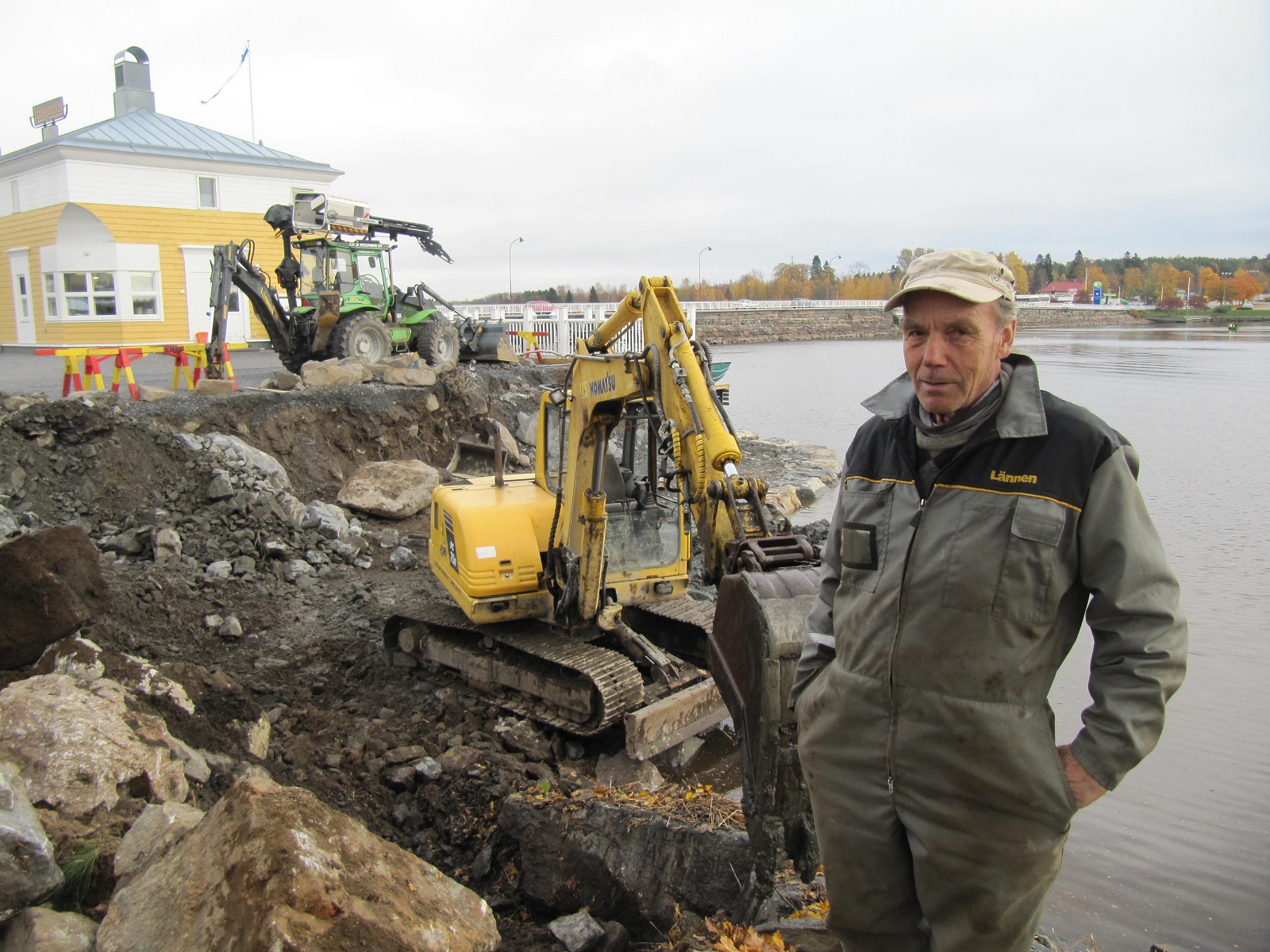 Så här "båsåt å oräidit" kan det se ut då Jukka påbörjar ett större arbete. Hösten 2014 höll han på med två grävmaskiner utanför nuvarande Jungmans restaurang vid Sjögatan.