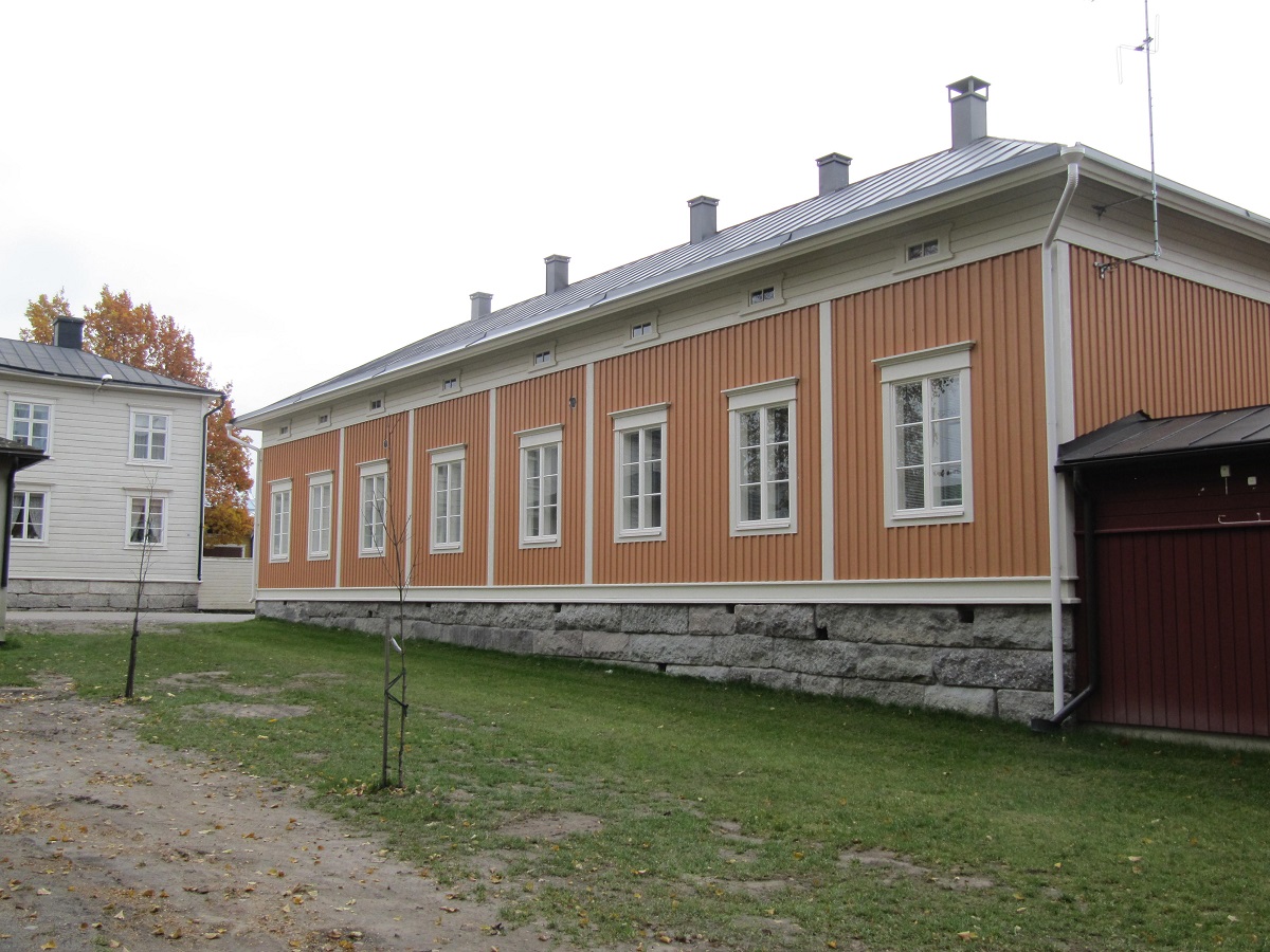 Genom att använda gamla kilade stenar som grund lyckades byggaren Pihlajaniemi få detta hus i Rådhusparken att se äldre ut vad det är. Det var ju Jukka Myllyniemi som gjorde själva jobbet.