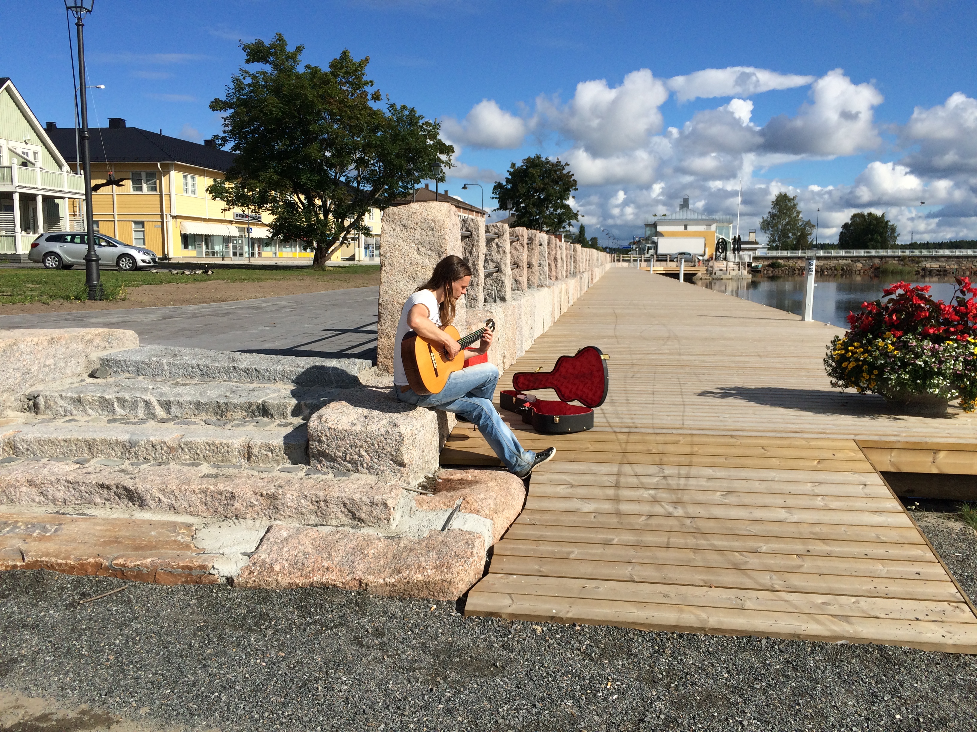 En ensam trubadur tyckte att den nya kajen i Kristinestad var en ypperlig plats för lite blues en tidig söndagsmorgon 2016.