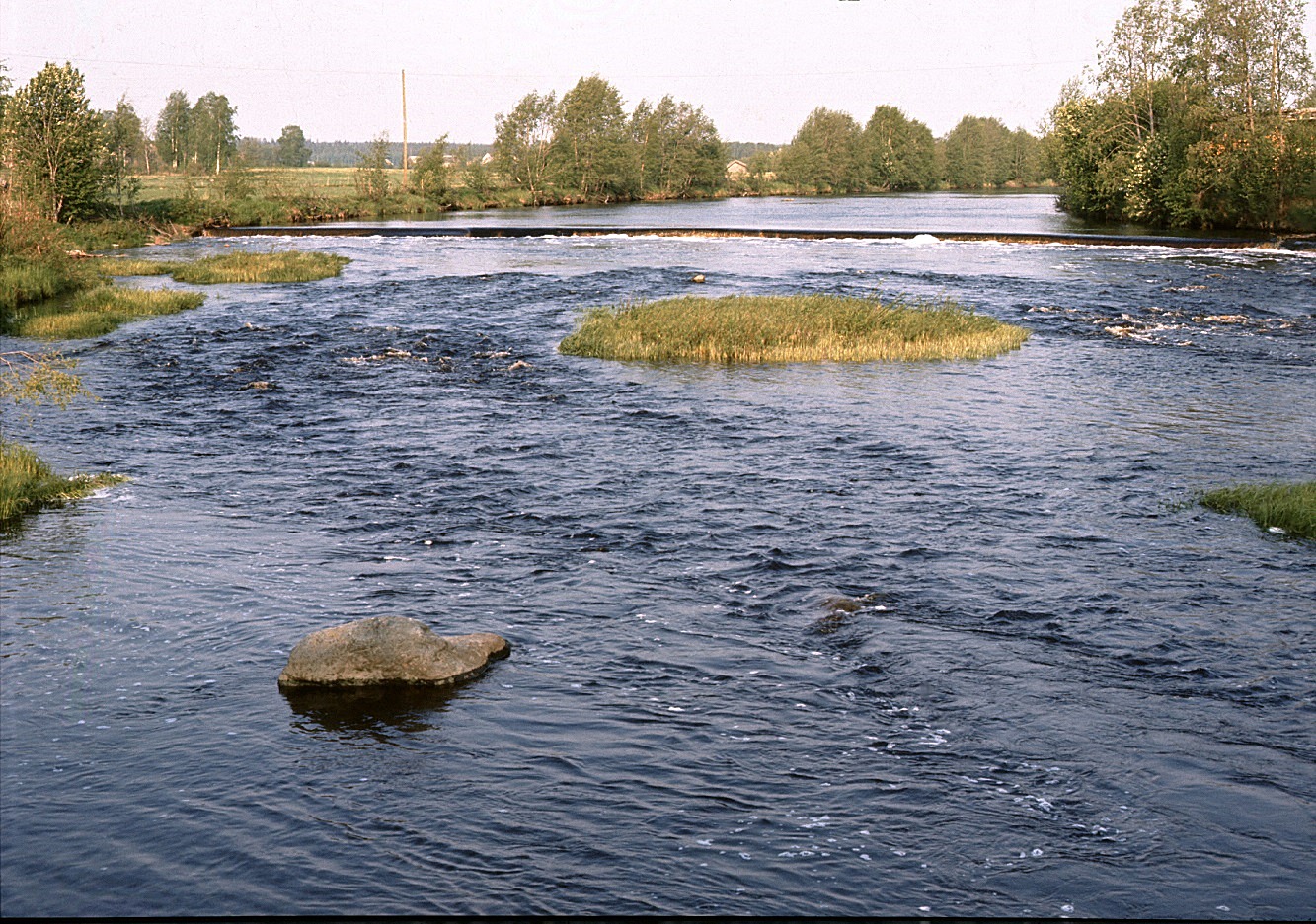 Dammen i Klemetsforsen fotograferad från Klemets-bron. År 1972.