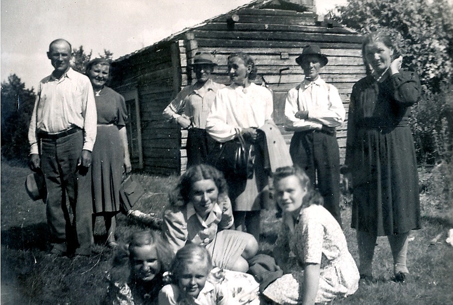 Till vänster står Knut och Hilda Santamäki, när de tillsammans med andra släktingar besöker Knuts barndomshem i Päntäne.