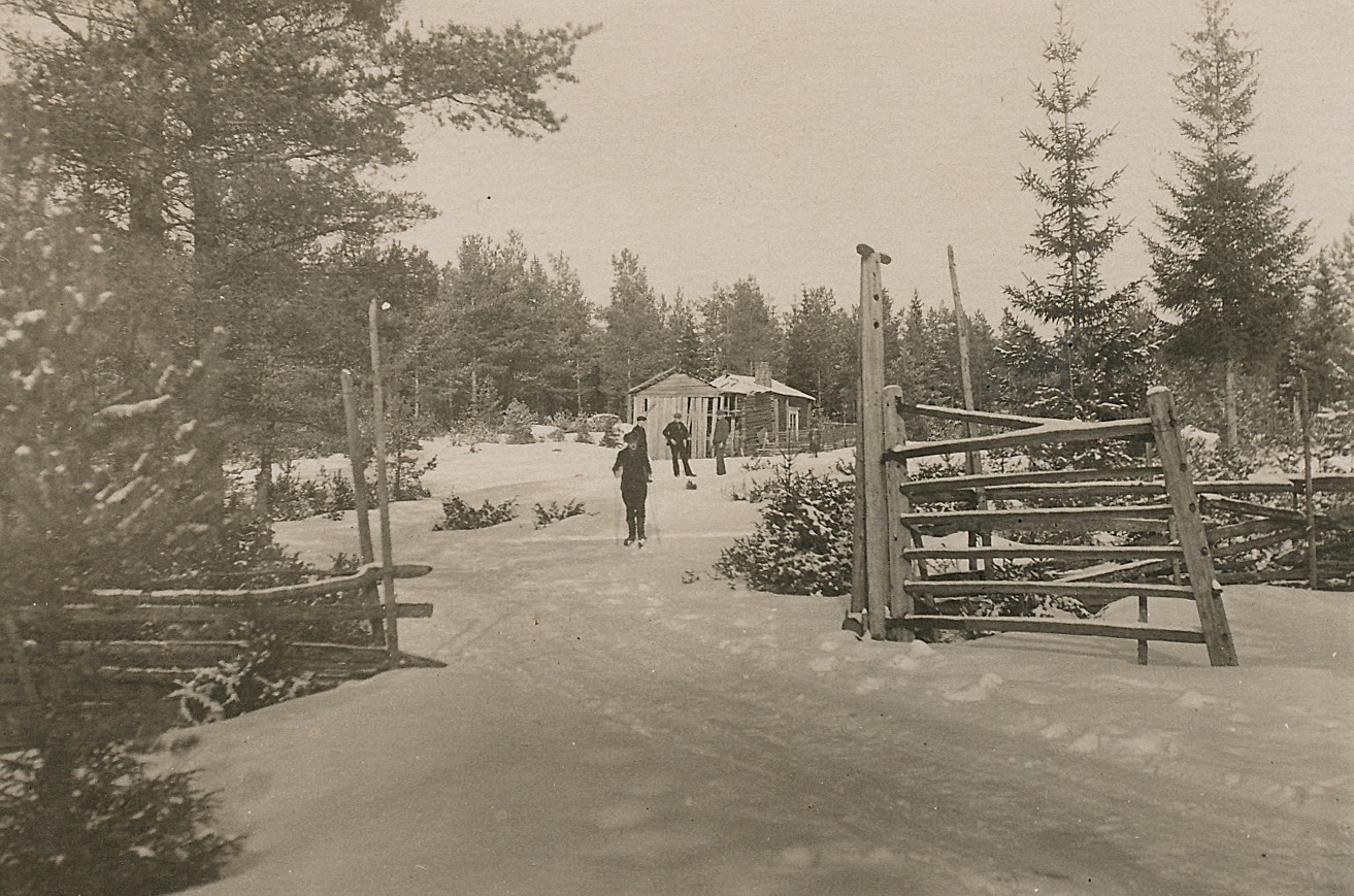 Knut Santamäki föddes år 1900 i Päntäne i gården i bakgrunden.