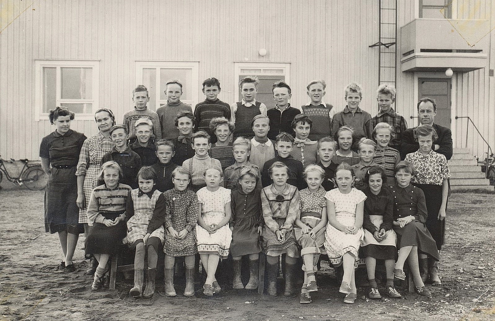 År 1955 var det så här många elever i finska folkskolan. Till vänster Ilona Klemets och till höger Ilmari Aho.