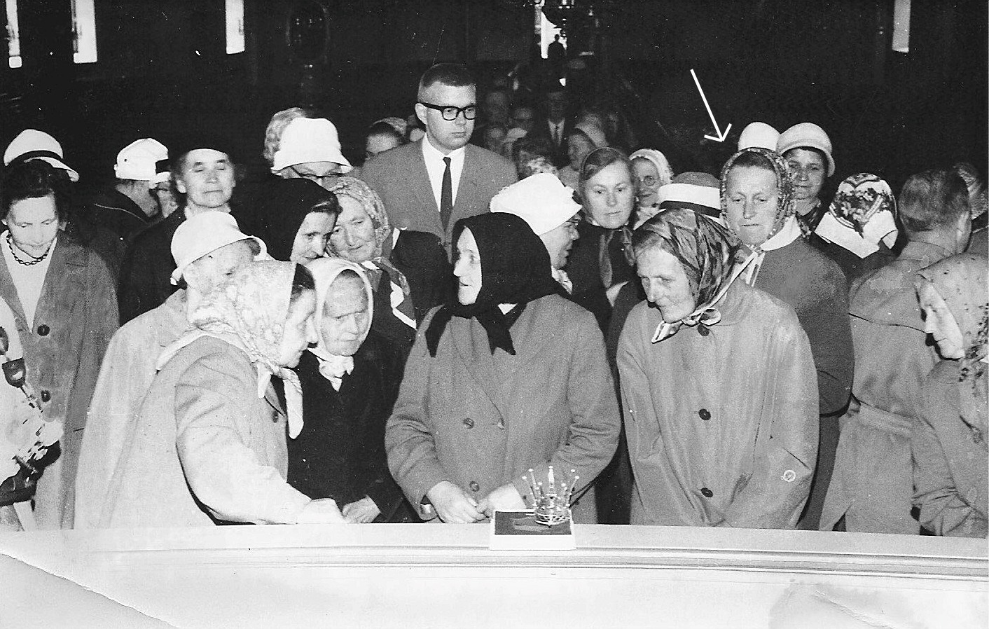 Den 15 juli 1962 donerade Marthaföreningarna i Lappfjärd en brudkrona till församlingen och kyrkobesökarna fick en möjlighet att se kronan på nära håll. Vid pilen står Elin Landgärds, född Lillkull på Sunnantillvägen.