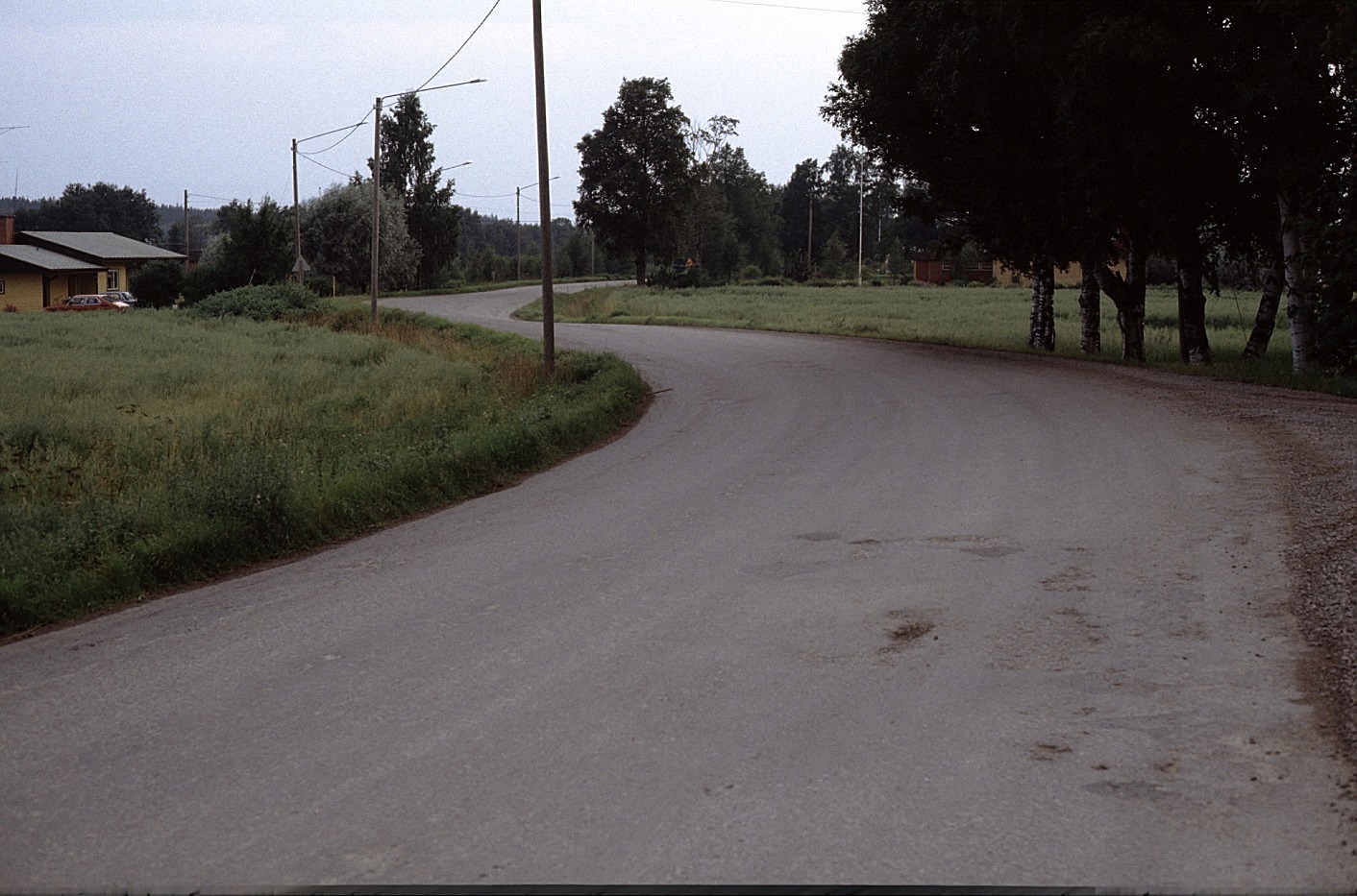 Landsvägen fotad utanför Vikfors gård mot Klemetsändan år 1983. T.v. Holger Hammarbergs hus. 