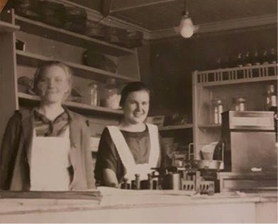 Sylvia Salin arbetade på Kyynys café på Strandgatan i 8 år. Fotot är från 1925 och till vänster står Miili Söderback.
