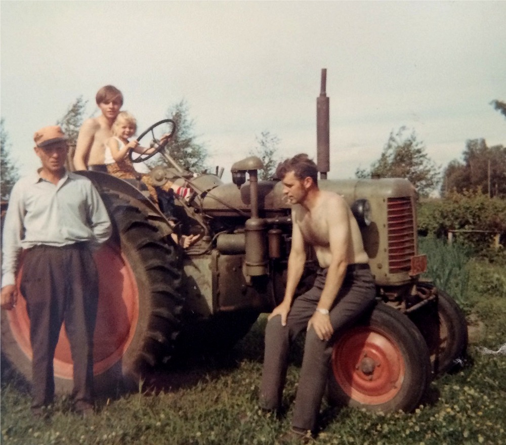 Nils Klemets till vänster och brodern Stig sitter på framjulet till Zetor 25 K som Nils hade köpt från Backlundas i tiderna. På traktorn sitter Sten med Marianne i famnen.