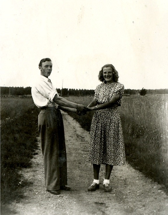 Nils och Helvi i unga år på en åkerväg någonstans på Åbackan.