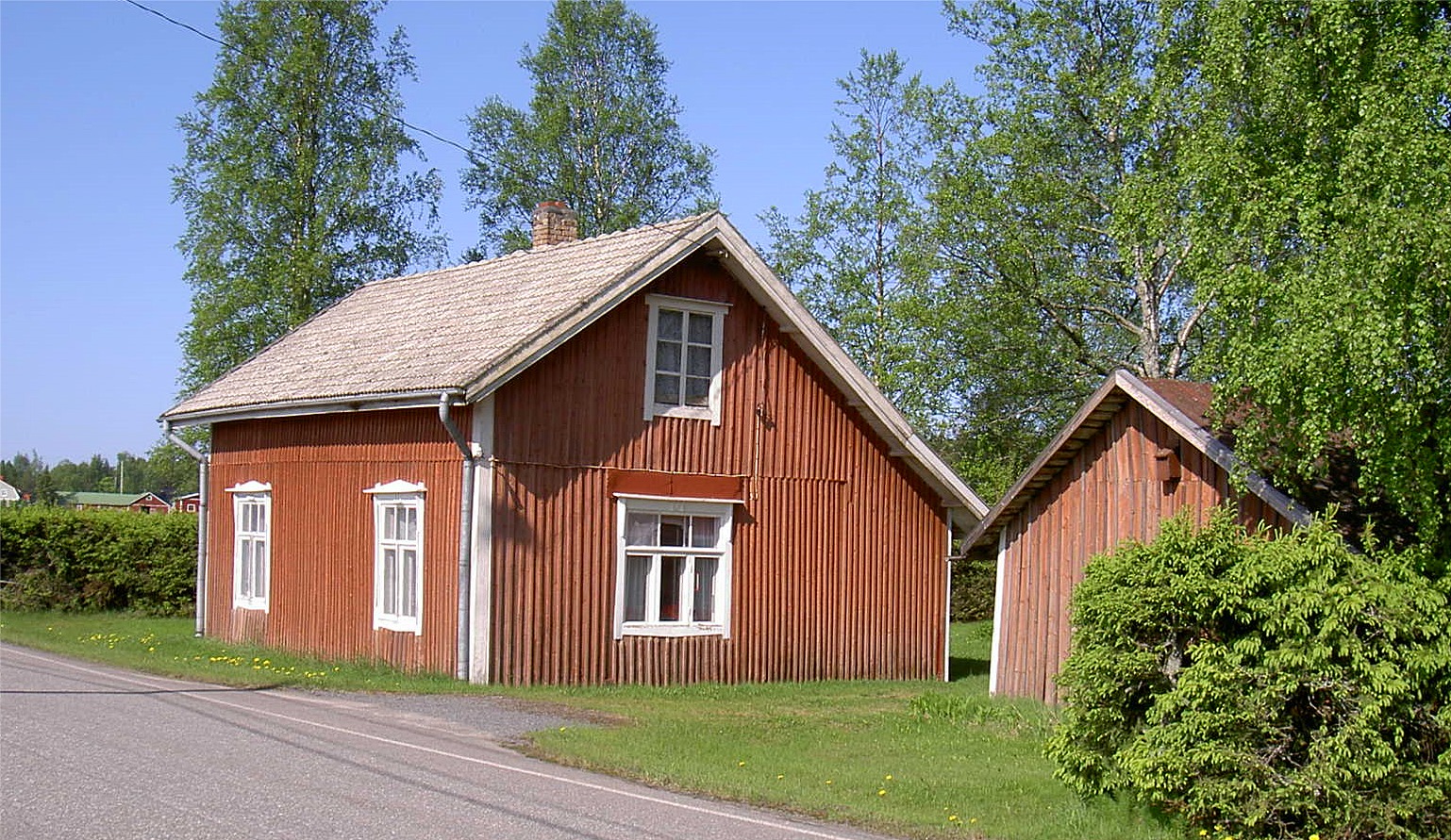 Nils Klemets föräldrahem "Skräddarinas" låg nära Åbackvägen. Nils var son till skräddaren Johannes Klemets (1889-1944) och Matilda (f. Björklund 1892-1975).